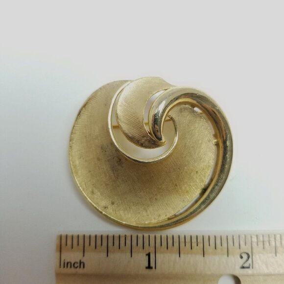 Vintage Crown Trifari Gold Tone Swirl Shape Brooch, Spiral, Retro Minimal Estate - Picture 3 of 7
